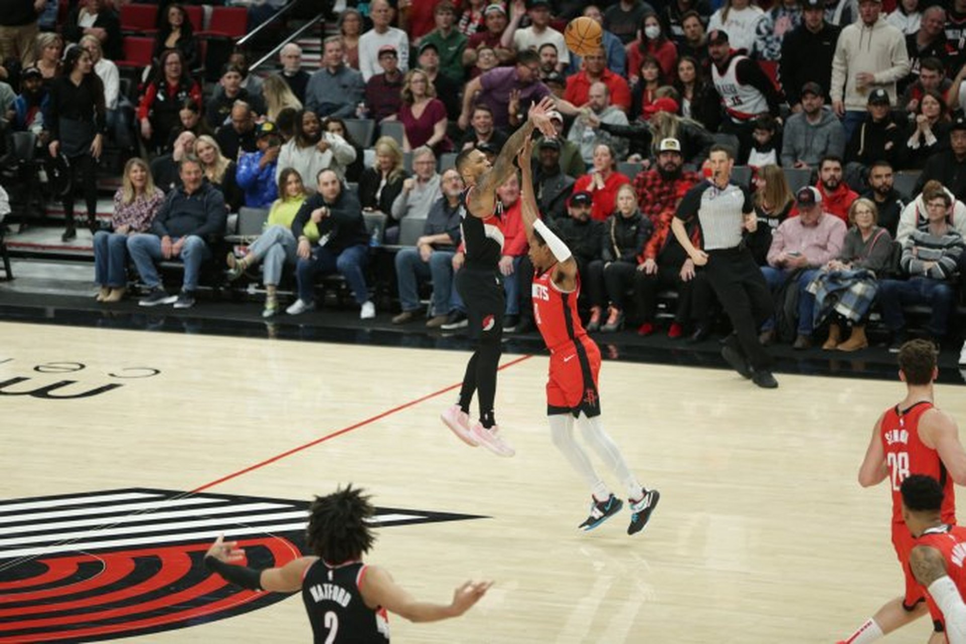 澳亚国际手游官网-开拓者客场大胜爵士，利拉德全场得分最高分